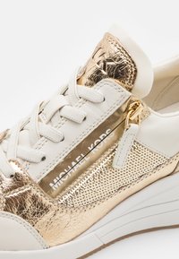 MICHAEL Michael Kors DARBY WEDGE TRAINER - Baskets basses - pale gold