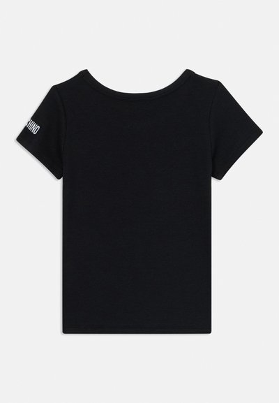 Must lühikeste varrukatega soonikuga T-särk ümar kaelusega ja valge tekstiga vasakul varrukal ühevärvilise tausta ees.