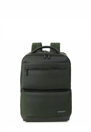 Dunkelgrüner Hedgren Rucksack mit zwei vorderen Reißverschlusstaschen, gepolsterten Schulterriemen und einem oberen Griff auf weißem Hintergrund.