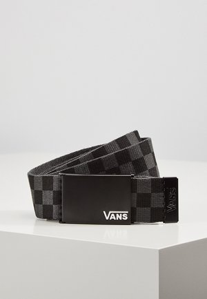 Vörrt og grátt rútufarðarbelt með svörtu málmklemma sem hefur Vans merkið í hvítu. Flatt, áferðað yfirborð.