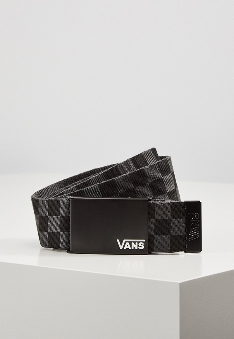 Cinturón de tela a cuadros negro y gris con una hebilla de metal negro que lleva el logo de Vans en blanco. Diseño de superficie plana y texturizada.