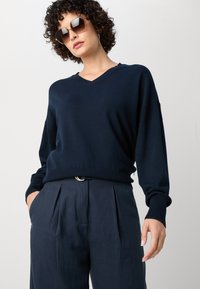 Scotch & Soda CORE V NECK RELAXED  - Strikkegenser - night