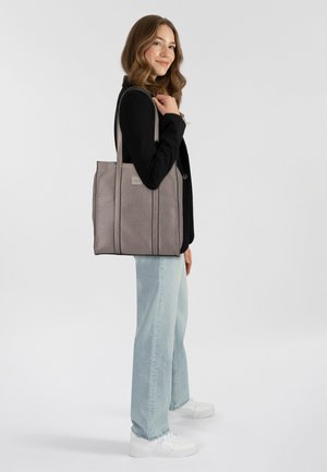 Borsa a tracolla in materiale grigio testurizzato con dettagli neri, forma rettangolare, due manici, fondo piatto e una piccola etichetta sul davanti.