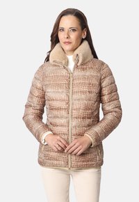 Chaqueta acolchada de mujer en beige con un estampado de cocodrilo. Presenta un diseño acolchado, cierre de cremallera dorado y cuello de piel sintética para mayor calidez.