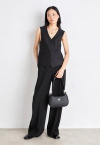 Guess MERIDIAN MINI TOP ZIP  - Borsa a mano - black