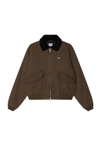 Veste courte marron avec un col noir, fermeture éclair et deux poches à l'avant. Le texte "OBEY" est brodé sur le côté gauche. En matériau en coton.