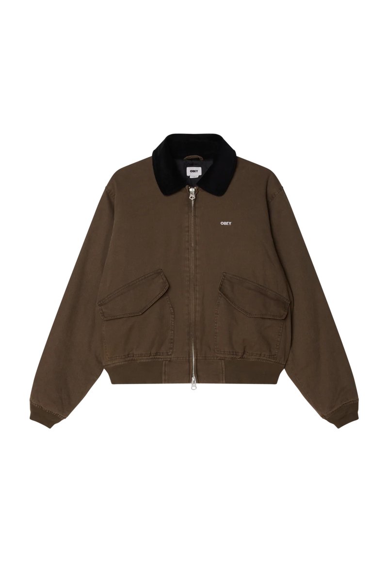 Veste courte marron avec un col noir, fermeture éclair et deux poches à l'avant. Le texte "OBEY" est brodé sur le côté gauche. En matériau en coton.