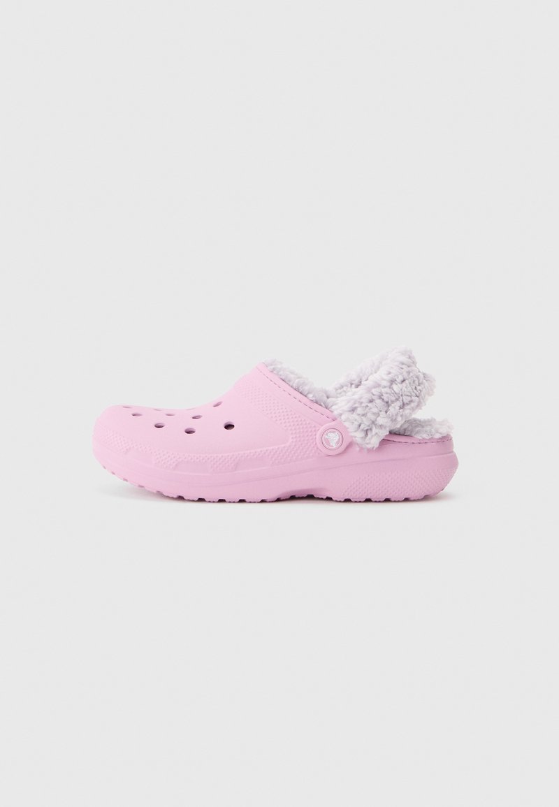 Rosa Clogs mit Schlupfdesign, Belüftungsöffnungen und weichem weißen Fleecefutter, das am Fersenriemen und im Inneren sichtbar ist.