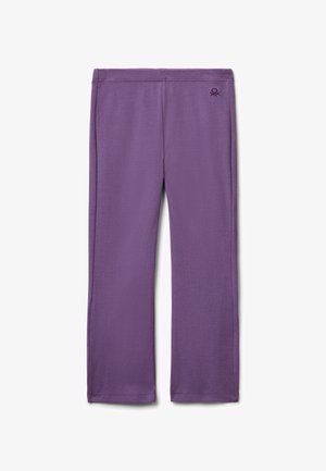 Paarse rechte broek met een elastische tailleband en een klein geborduurd logo nabij het rechterzakgebied.