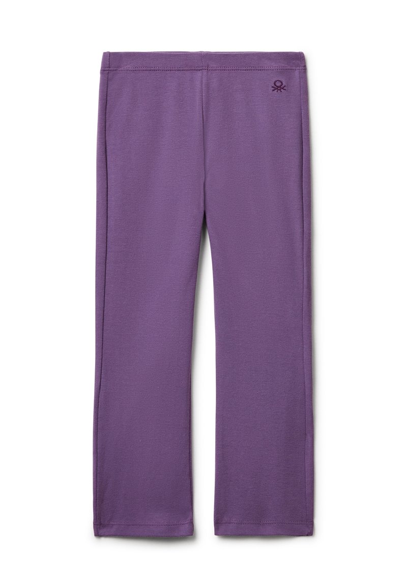 Paarse rechte broek met een elastische tailleband en een klein geborduurd logo nabij het rechterzakgebied.