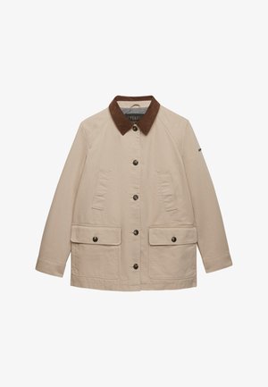 Beige skjortejakke med mørkebrun fløjlsvelour-krave, to forlommer med klap og knapper samt to skrå brystlommer.