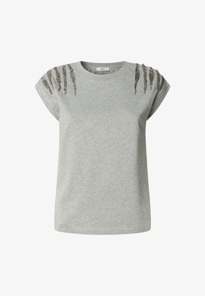 Camiseta gris de manga corta con una textura suave, que presenta acentos metálicos que recuerdan a marcas de garras en los hombros.