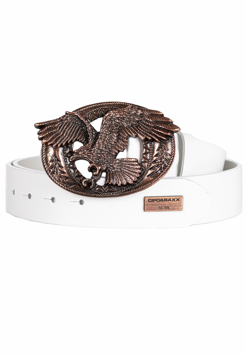 Witte leren riem met een grote bronzen arendsluiting en een rechthoekig merklabel. Bevat doorgestikte randen en meerdere gaten voor aanpassing.