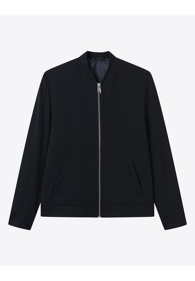 Veste de bombardier marine avec fermeture éclair complète, col rond et poches latérales. Fabriquée en tissu doux avec une texture lisse, présentant un branding subtil.