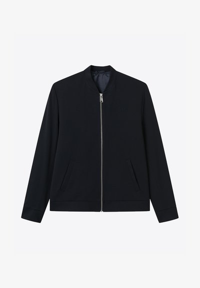 Veste de bombardier marine avec fermeture éclair complète, col rond et poches latérales. Fabriquée en tissu doux avec une texture lisse, présentant un branding subtil.