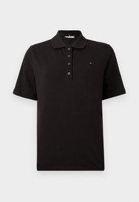Polo noir à manches courtes avec col, patte de boutonnage à quatre boutons et petit logo rouge, blanc et bleu sur le côté gauche de la poitrine.
