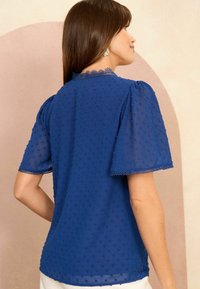 Love & Roses DOBBY FLUTTER SLEEVE REGULAR FIT - Blúzka - blue
