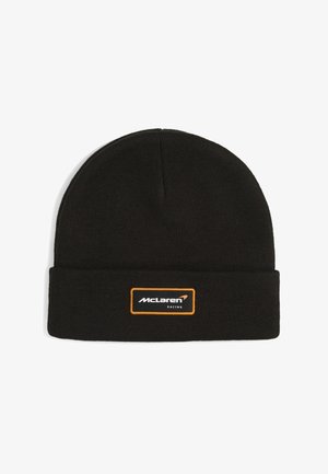 Sort strikket hue med foldet kant, der har et rektangulært McLaren Racing logo-patch med orange kant.