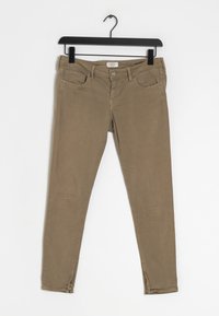 Bruine, slim-fitting broek met vijf zakken, een ritssluiting bij de enkel en een gladde katoenmix stof. Gepresenteerd op een hanger tegen een witte achtergrond.