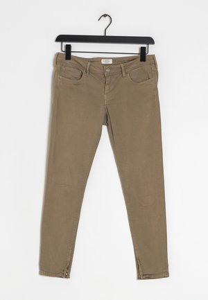 Hnědé, slim fit kalhoty s pěti kapsami, zipovým detailem na kotníku a hladkou bavlněnou směsí. Vystavené na ramínku na bílem pozadí.