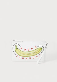 Porte-monnaie blanc avec une illustration de banane jaune et le texte rouge "SOUND FIORUCCI" sur le devant, accompagné d'une fermeture éclair en argent.