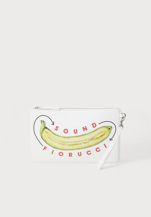 Porrtefoliu alb cu o ilustrație de banană galbenă și text roșu "SOUND FIORUCCI" pe față, având un închizător argintie.