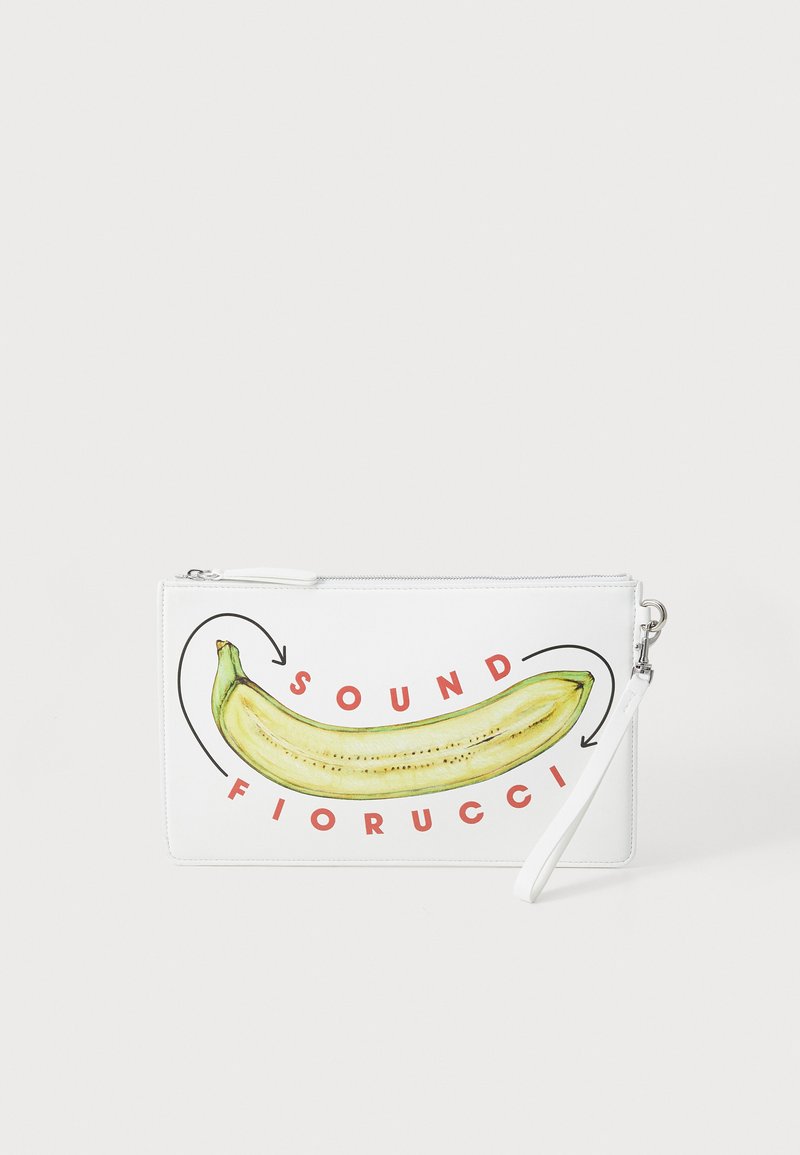 Porte-monnaie blanc avec une illustration de banane jaune et le texte rouge "SOUND FIORUCCI" sur le devant, accompagné d'une fermeture éclair en argent.