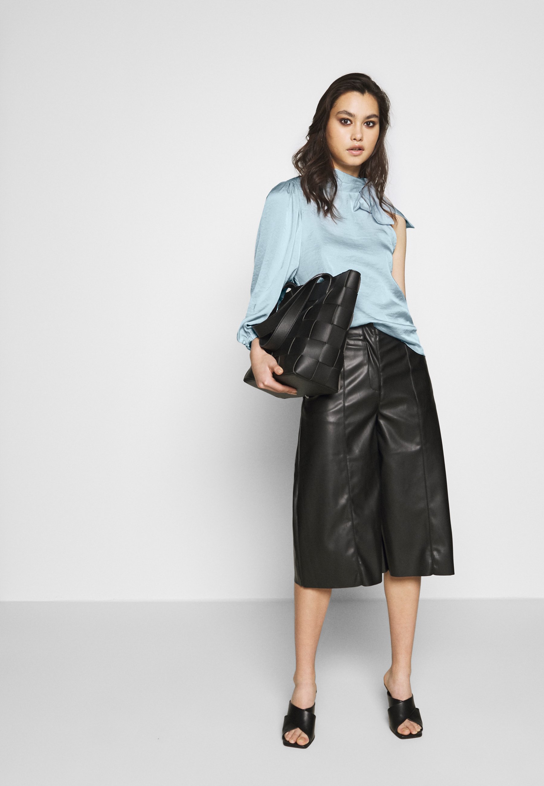 Who What Wear THE ONE SLEEVE Bluser powder blue Zalando.no Who What Wear THE VEGAN CULOTTE - Bukse - black