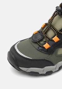 Geox MAGNETAR - Chaussures premiers pas - dark green/light orange