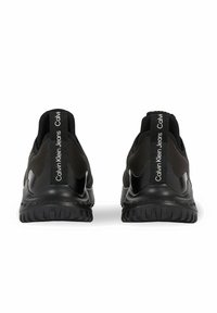 Scarpe sportive nere con tomaia in rete, colletto imbottito e suola testurizzata. Presentano un marchio bianco a contrasto sul tassello di estrazione del tallone.