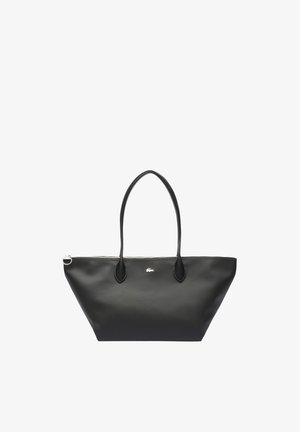 Sac fourre-tout noir en matériau lisse avec deux poignées, doté d'une fermeture éclair et d'un petit logo. Design angulaire avec une large base.