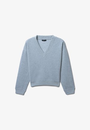 Hellblauer, kurz geschnittener Pullover mit langen Ärmeln, tiefem V-Ausschnitt sowie gerippten Bündchen und Saum, flach auf einem weißen Hintergrund liegend.