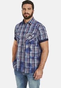 Kurzärmliges karierter Hemd in Blau, Marine und Weiß mit zwei Brusttaschen und kontrastierenden dunkelblauen Ärmelbündchen. Leichter Baumwollmischstoff.