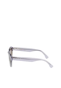 Gafas de sol con un marco lila translúcido, lentes redondos, patillas delgadas y un acento de metal texturizado cerca de la bisagra.