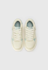 Kremfargede sneakers med lyseblå detaljer, glatt skinn og semskede paneler, perforert tåboks og flate snørebånd. Teksturert innvendig fôr.