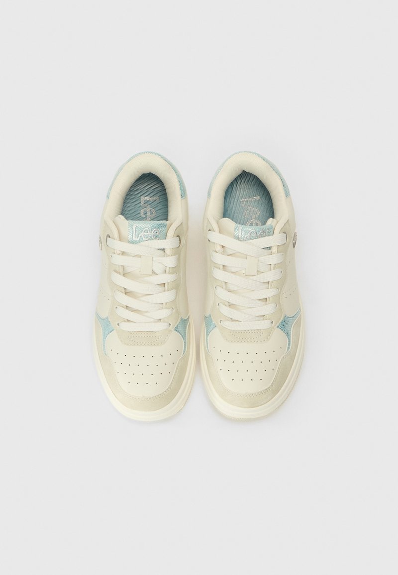 Baskets crème avec des accents bleu clair, en cuir lisse et panneaux en daim, boîte à orteils perforée et lacets plats. Doublure intérieure texturée.