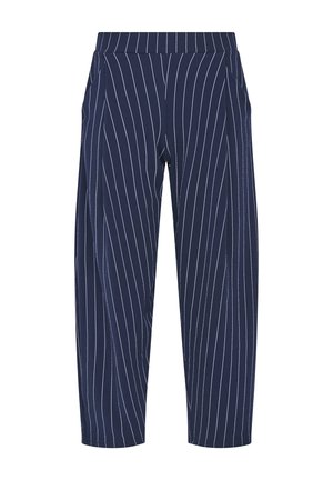 Pantalon bleu marine fuselé avec des fines rayures blanches verticales et des poches latérales, présenté sur un fond blanc.