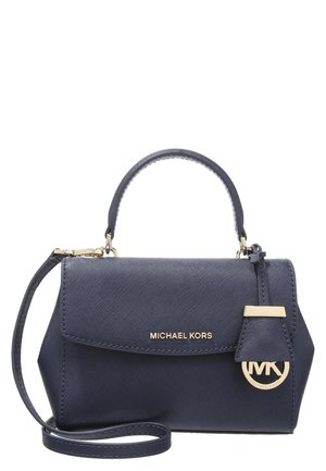 Granatowa torebka Michael Kors z górnym uchwytem, odpinanym paskiem na ramię, zapięciem na klapę oraz złotym logo i okuciami.