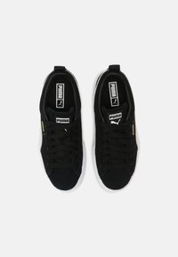 Czarne sneakersy zamszowe z białą gumową podeszwą, czarnymi sznurowadłami i złotym akcentem. Na języku i boku znajduje się oznaczenie PUMA.