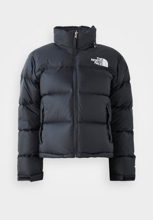 Giacca a vento nera in materiale lucido e resistente all'acqua. Presenta un colletto alto, zip frontale e logo sul lato sinistro del petto. Design corto.