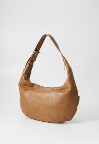 Braune Kunstleder-Schultertasche mit runder Form, verstellbarem Tragegurt und Reißverschluss. Mit strukturiertem Finish und subtilen Branding-Details.