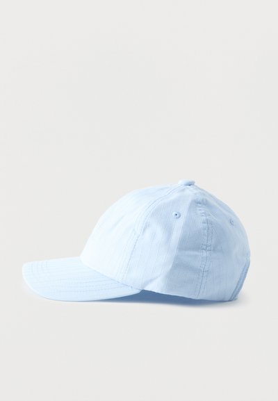 Gorra de béisbol azul claro con rayas finas, paneles cosidos y ojales de ventilación, vista de lado sobre un fondo blanco.
