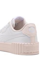 Sneakers blancs avec une semelle plateforme texturée rose. Tige en cuir lisse et col rembourré, avec un petit logo sur le talon.