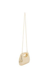 Guld metallic skuldertaske med en glat, blank overflade. Har en forstørret form, et diskret håndtag og en delikat kædetras.