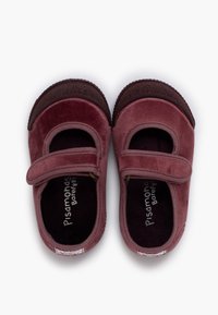 Pantofi Mary Jane din material bordeaux, cu bareta velcro, vârf rotund și talpă din cauciuc texturat de culoare brună, cu accente de cusătură în contrast.