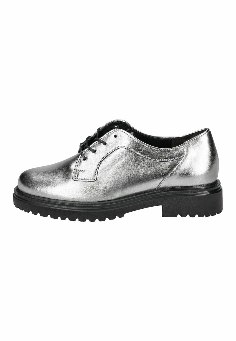 Scarpa metallizzata argento con lacci, tomaia in pelle liscia, suola in gomma nera, punta tondeggiante e dettagli cuciti lungo i lati.