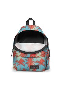 Mochila con un fondo azul y patrones de palmeras rojas, interior negro, asa superior y cierre ajustable con cordón.