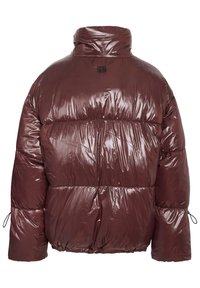 Vyno raudonos spalvos pūsta striukė su blizgiu, dygsniuotu paviršiumi, aukštu apykakliu, pamušalu ir elastiniais rankogaliais. Ant nugaros yra logotipo lopas.