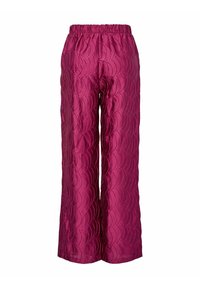 Fuksia satiinista tehdyt housut, joissa on aaltoileva tikattu kuvio, joustava vyötärö ja leveä lahje.