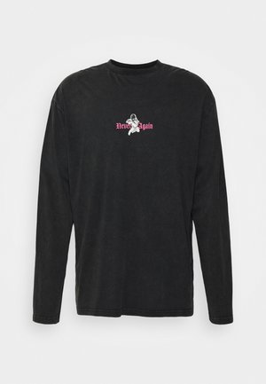Chemise noire à manches longues avec un petit graphique blanc d'astronaute et un texte rose "Never Again" centré sur la poitrine.